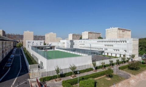 Gymnase et terrain extérieur multisports du collège Armande Béjart