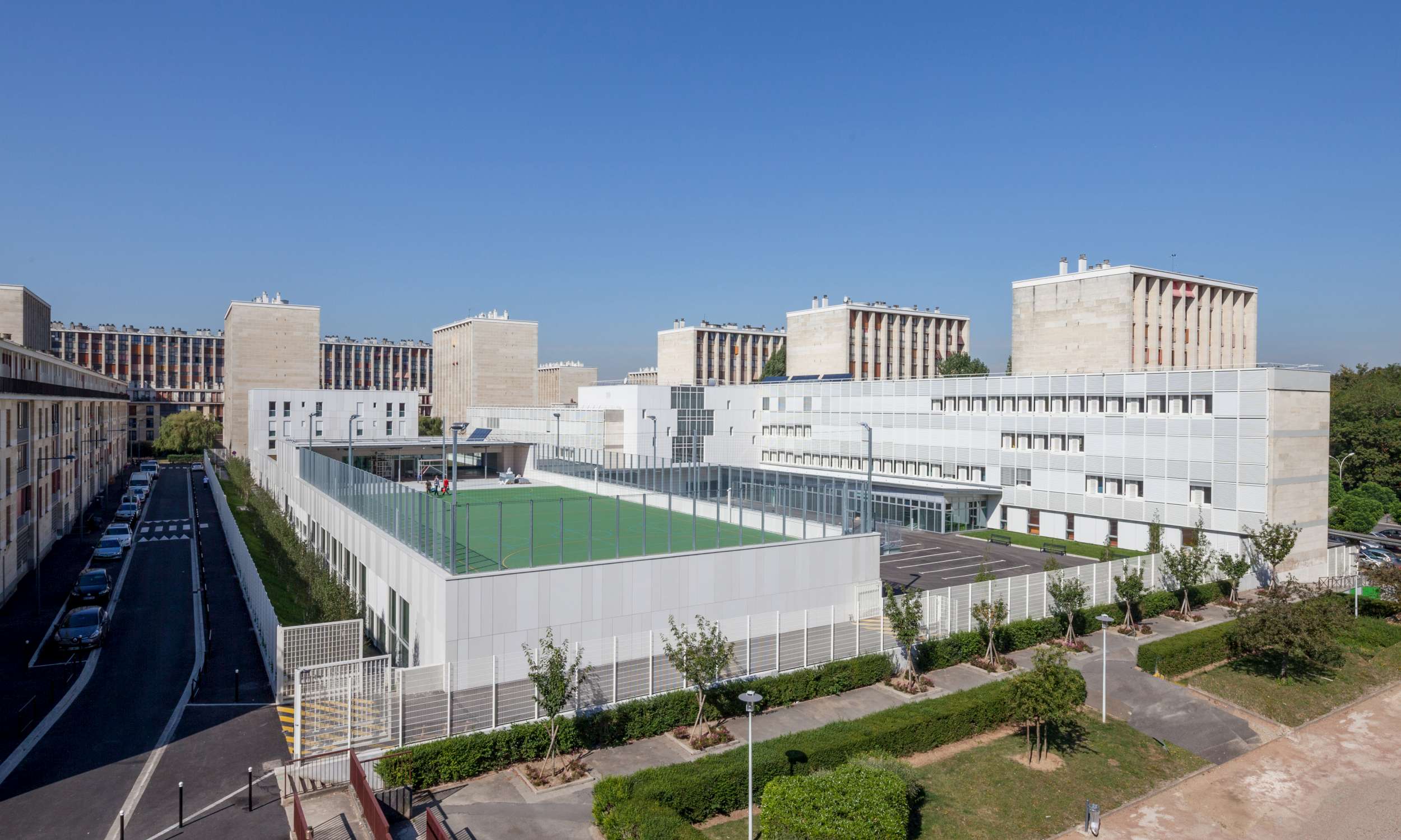 Gymnase et terrain extérieur multisports du collège Armande Béjart